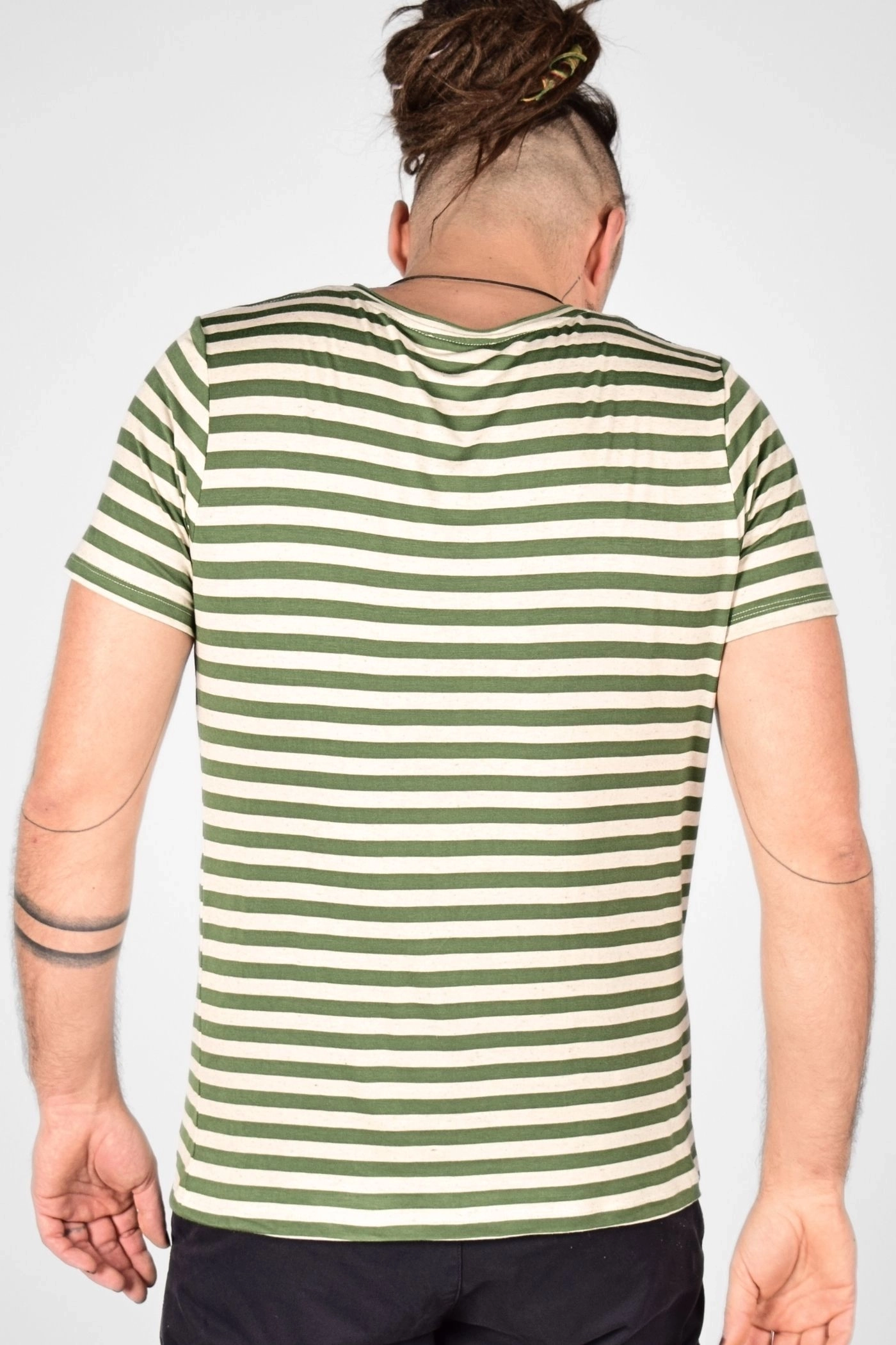 Viskose T-Shirt für Herren – grün-beige gestreift mit Rundhals