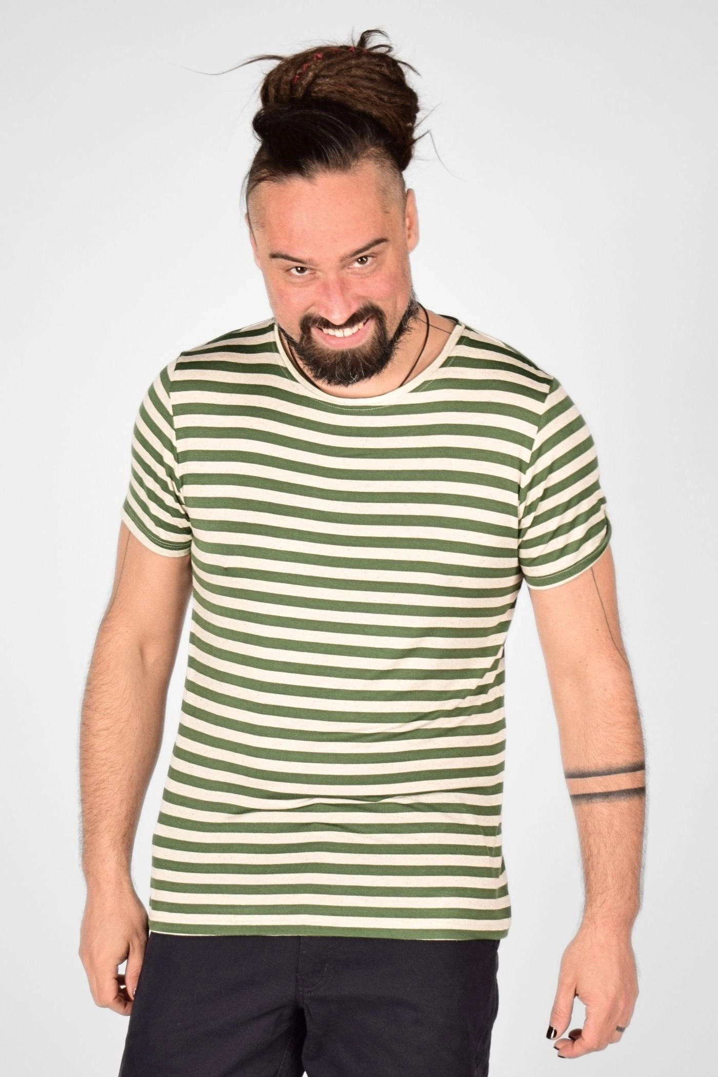 Viskose T-Shirt für Herren – grün-beige gestreift mit Rundhals