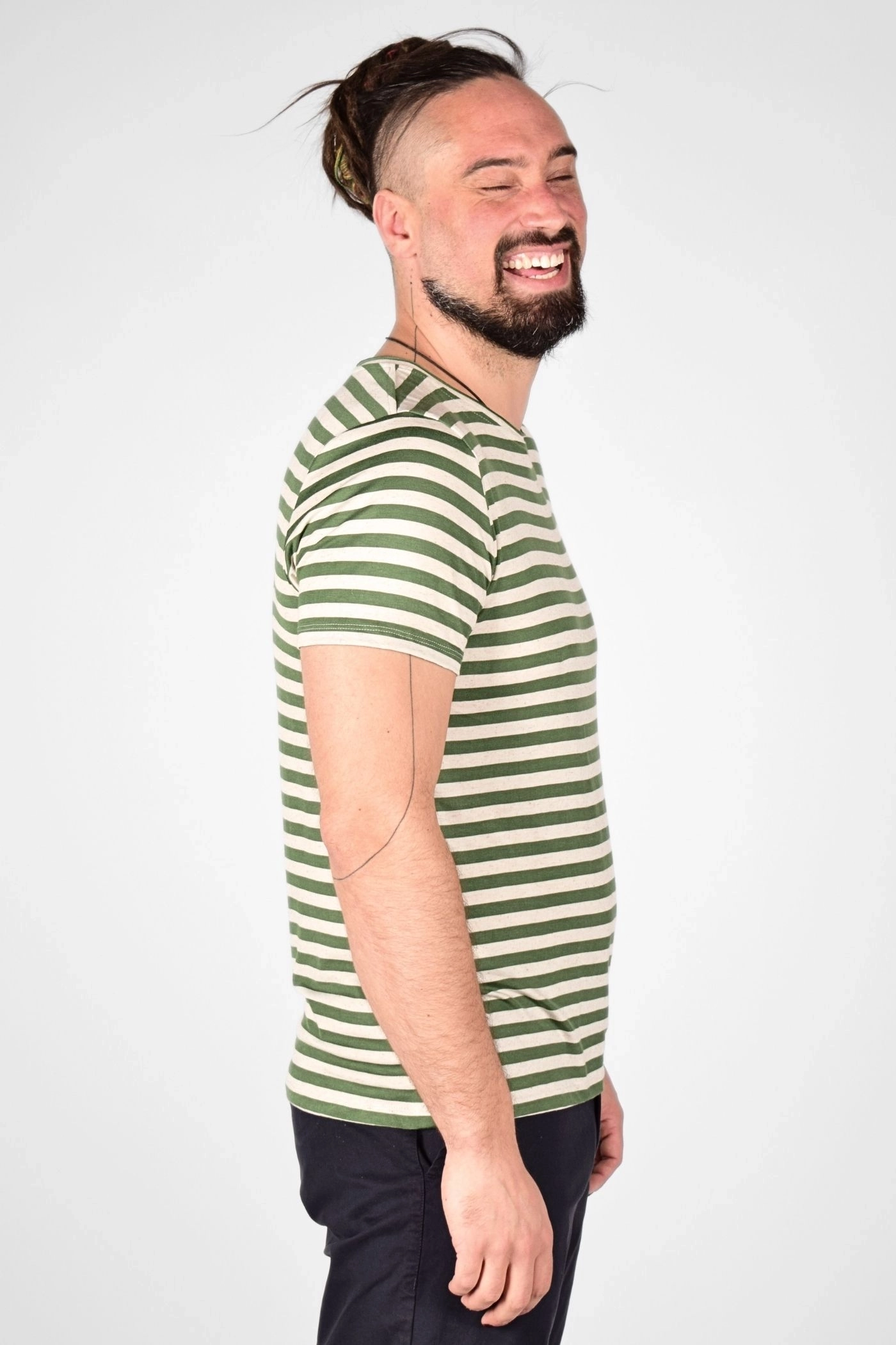 Viskose T-Shirt für Herren – grün-beige gestreift mit Rundhals