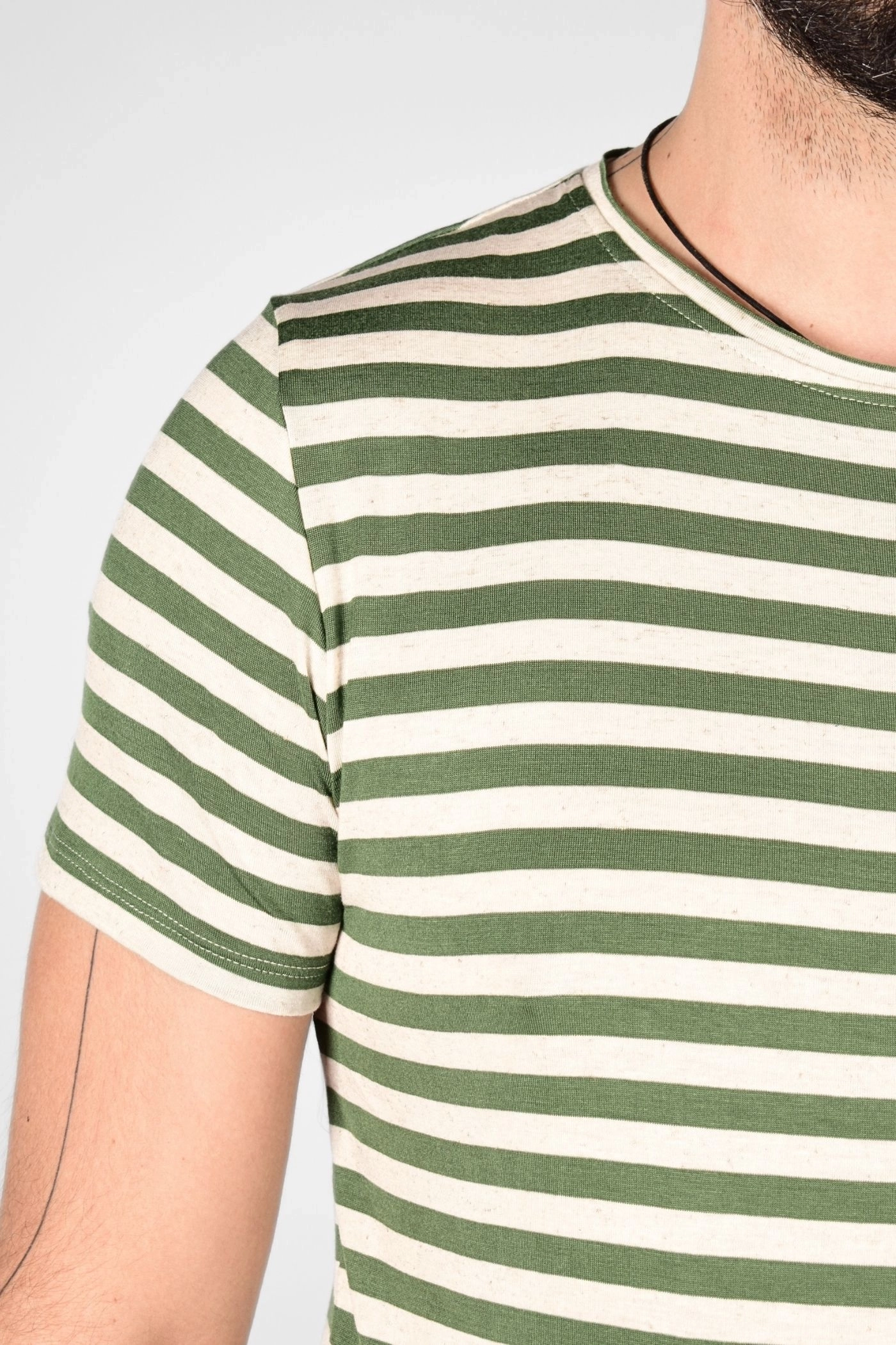 Viskose T-Shirt für Herren – grün-beige gestreift mit Rundhals