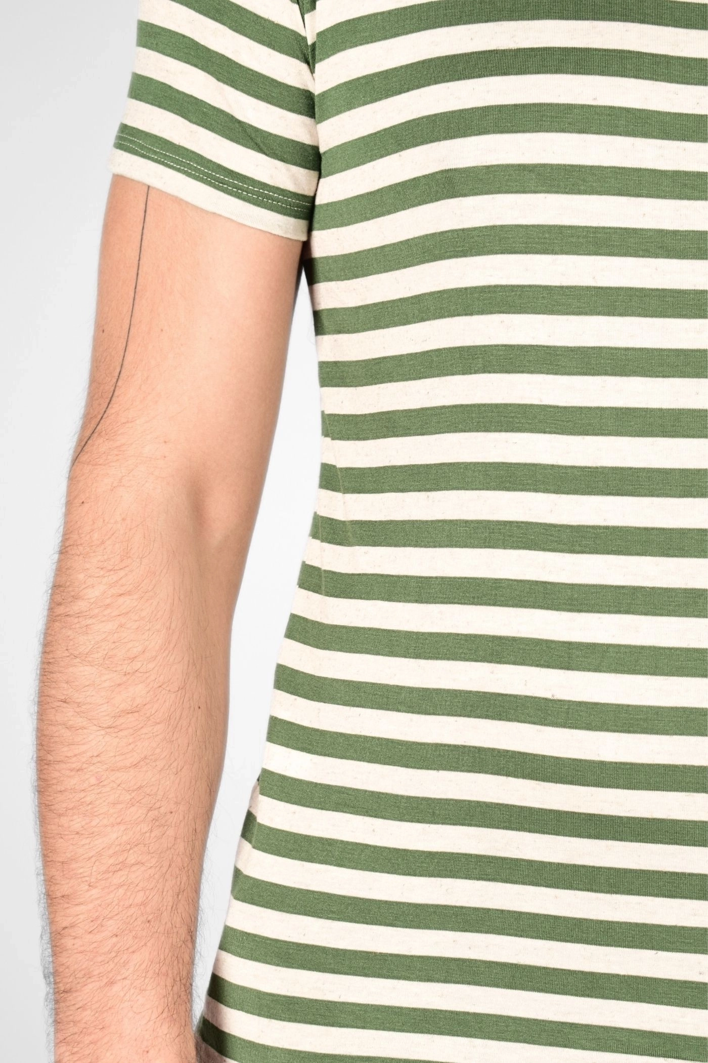 Viskose T-Shirt für Herren – grün-beige gestreift mit Rundhals