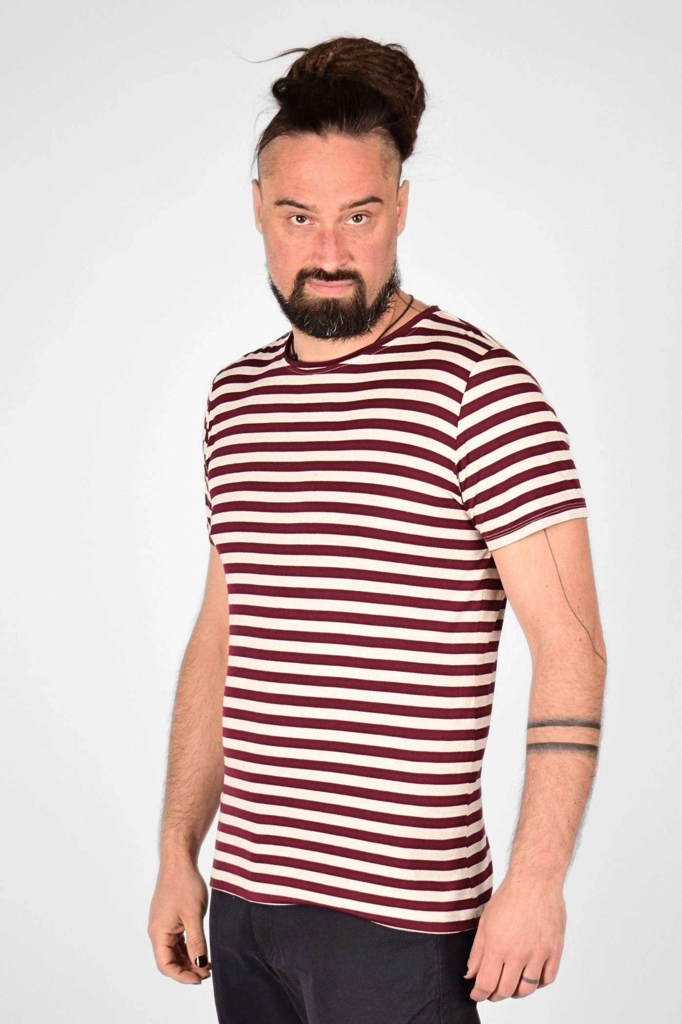Viskose T-Shirt für Herren – weinrot-beige gestreift mit Rundhals