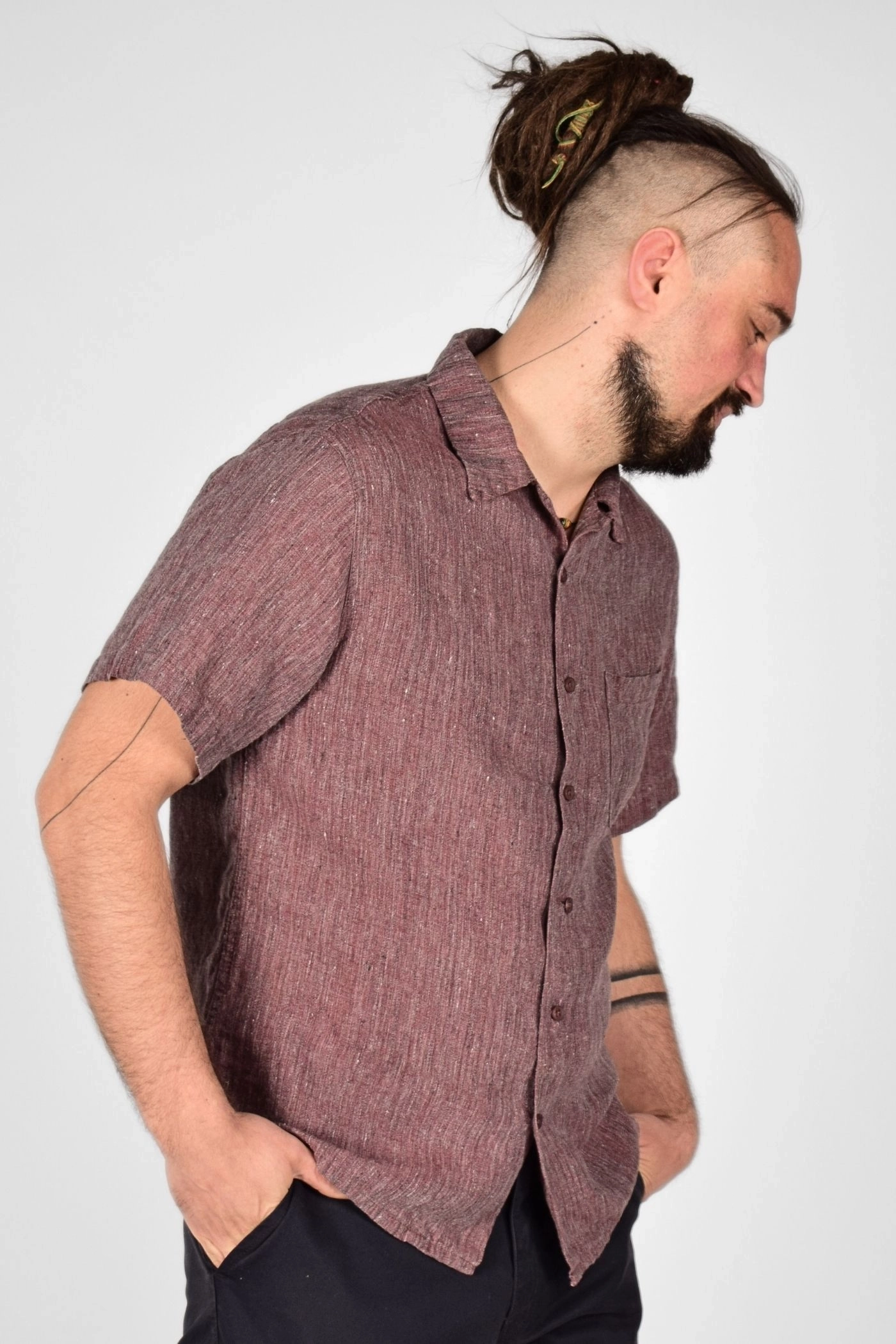rechte seitliche Sicht auf "Tobi" dem kurzärmeligen Leinen-Baumwollhemd