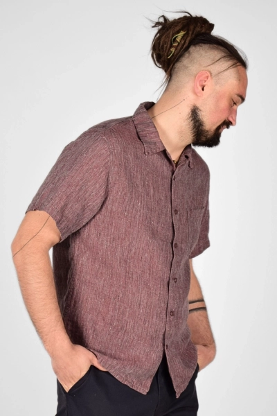 rechte seitliche Sicht auf "Tobi" dem kurzärmeligen Leinen-Baumwollhemd