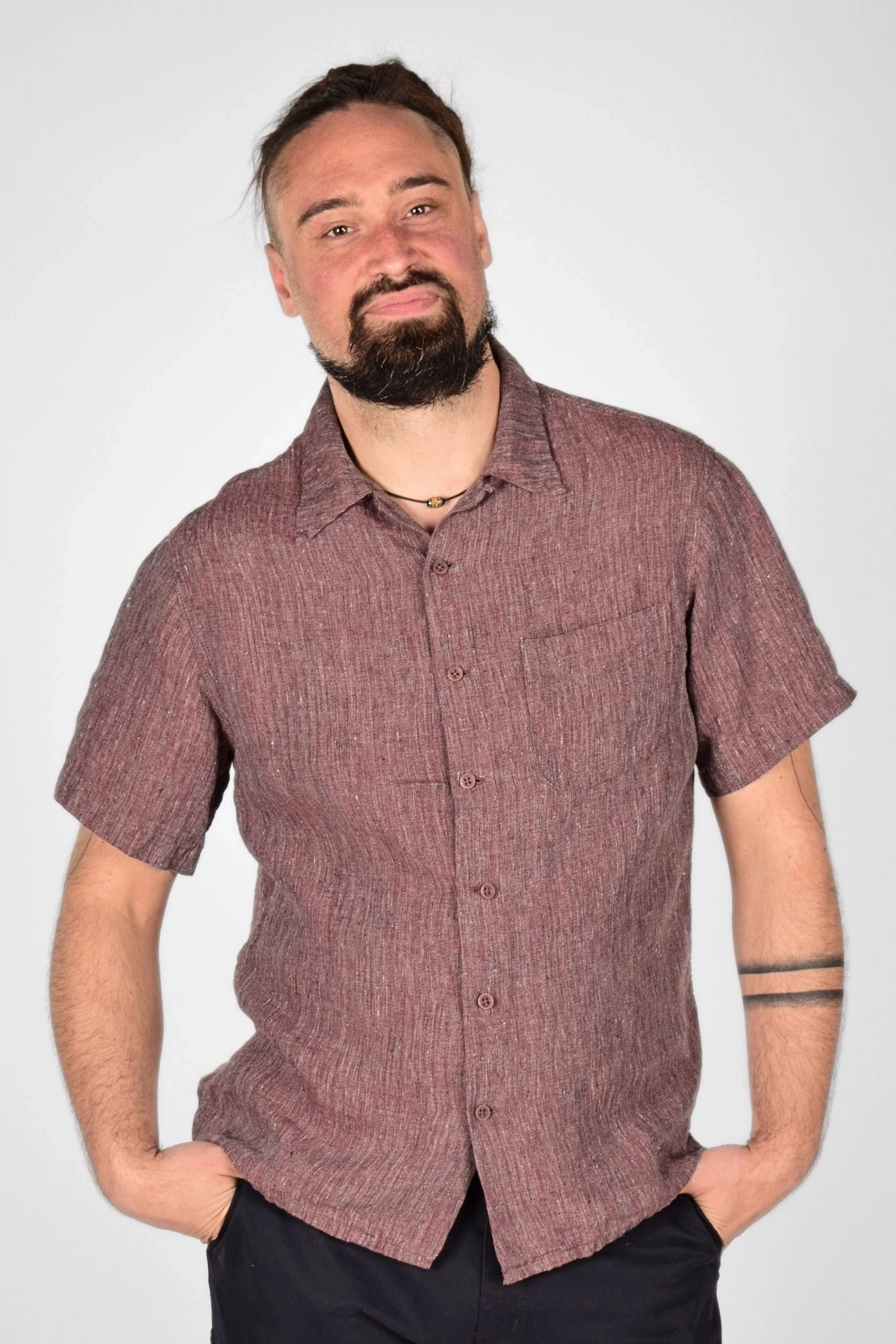 Kurzarm Herrenhemd "Tobi" in Merlot mit verregneter Optik von Vorn