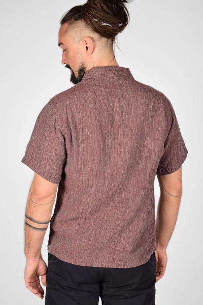 Kurzarm Herrenhemd "Tobi" in Merlot mit verregneter Optik von hinten