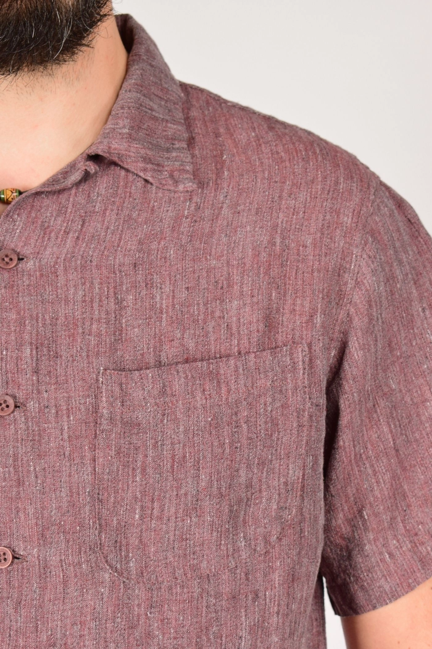 Detailansicht der Brusttasche und Knopfleiste von Hemd "Tobi" von Mrs.Hippie