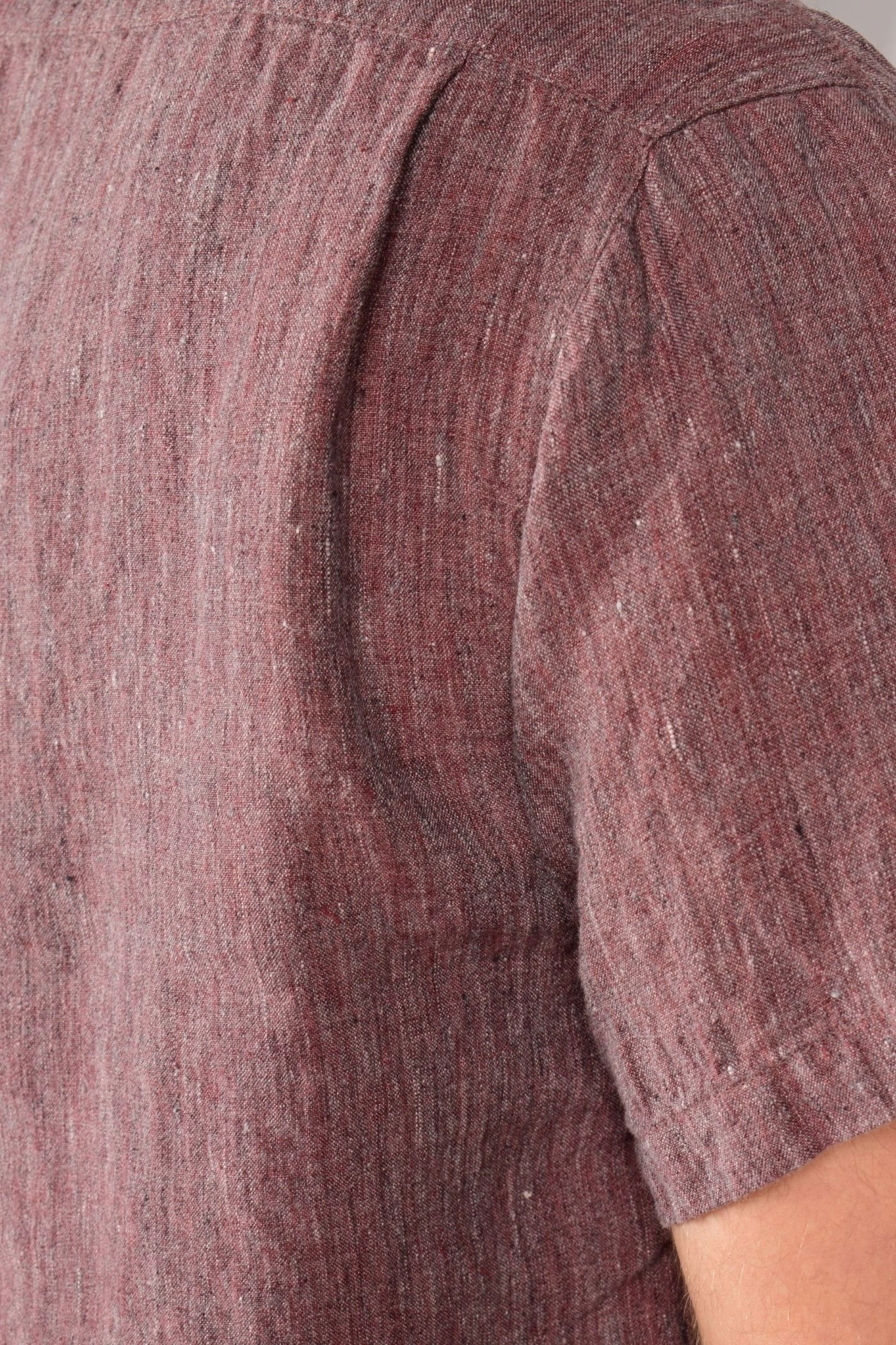 Detailansicht der Abnäher auf dem Rücken vom Kurzarmhemd "Tobi"