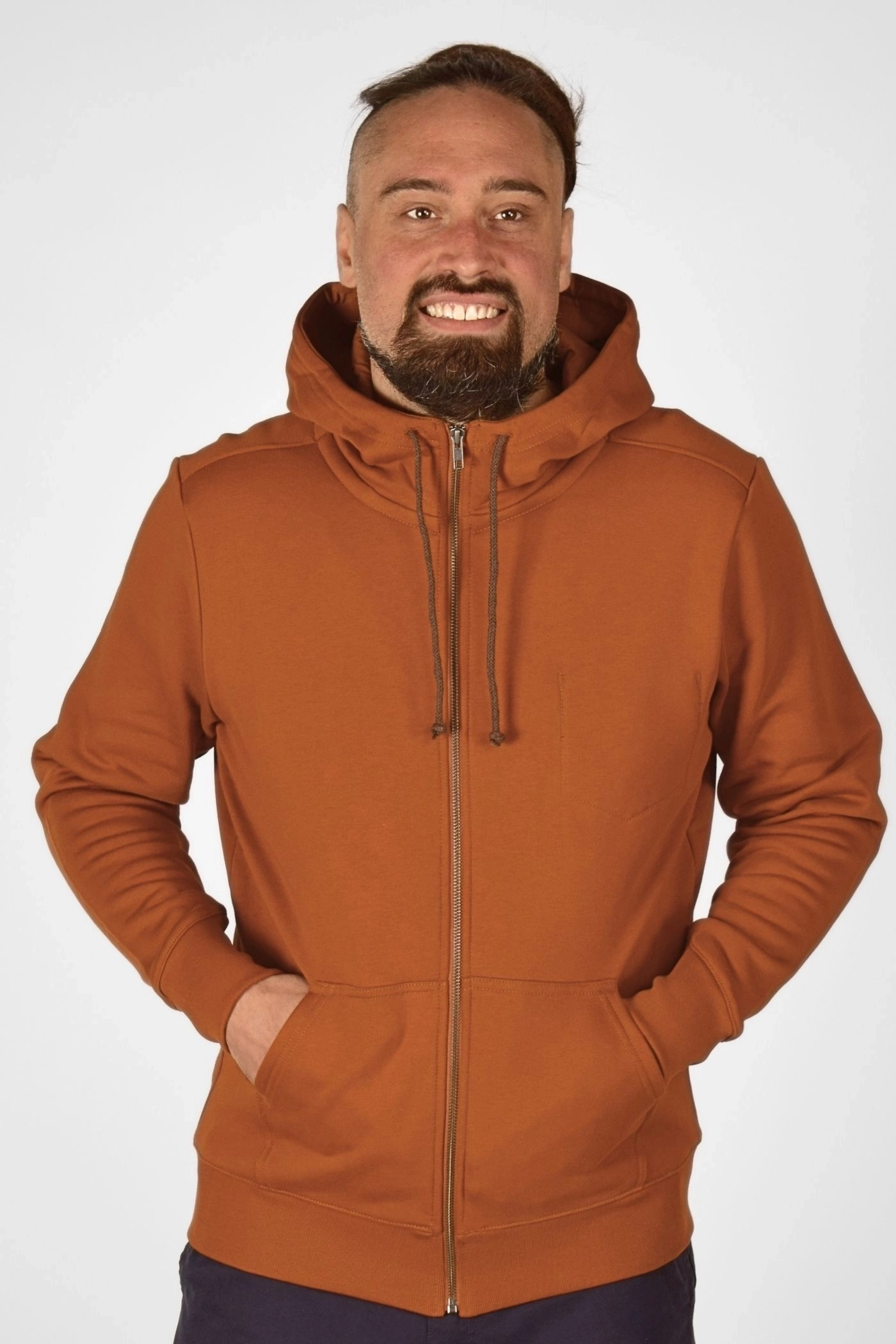 frontale Sicht auf Jacke "Matthew" in Curry, diesmal geschlossen, bis oben hin