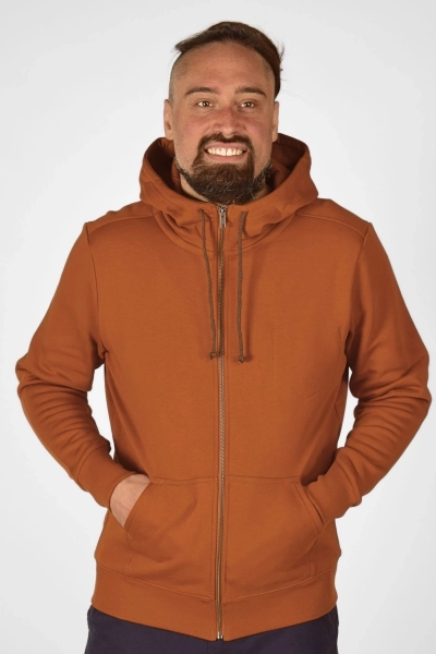 frontale Sicht auf Jacke "Matthew" in Curry, diesmal geschlossen, bis oben hin