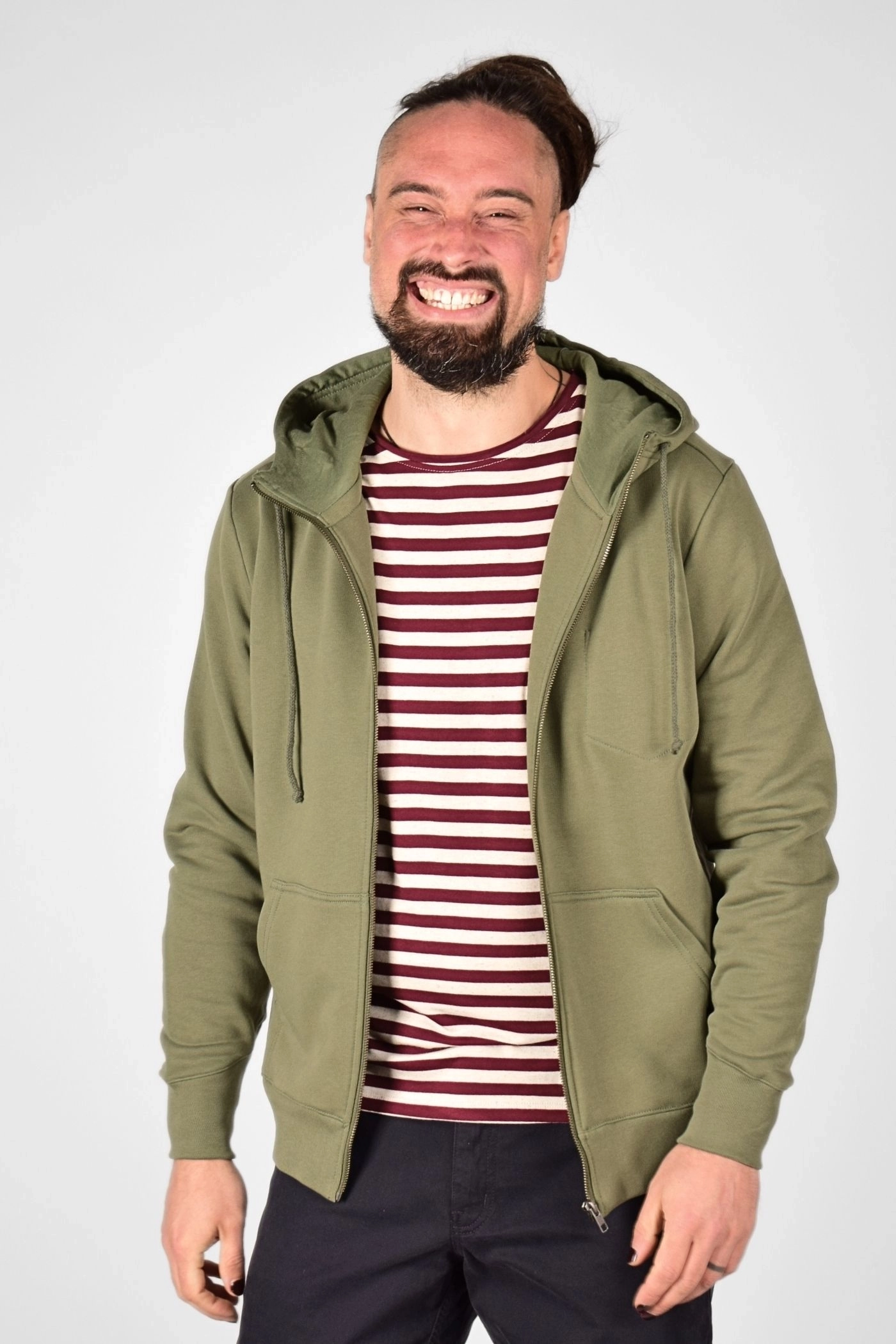 offen getragene Sweatjacke aus Bio Baumwolle in grün von Green potatoes