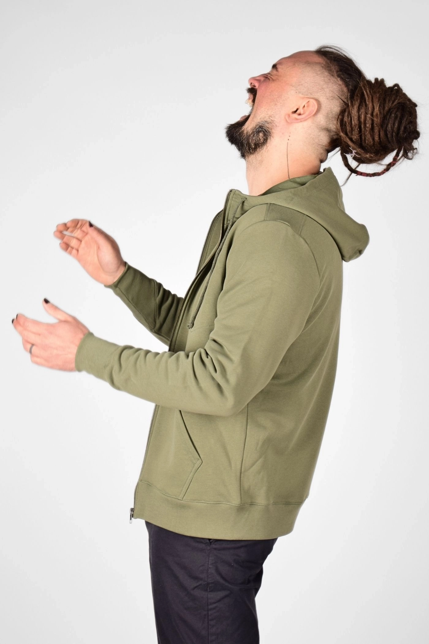 linke Seitenansicht auf Kapuzenjacke "Matthew" in grün von Mrs.Hippie