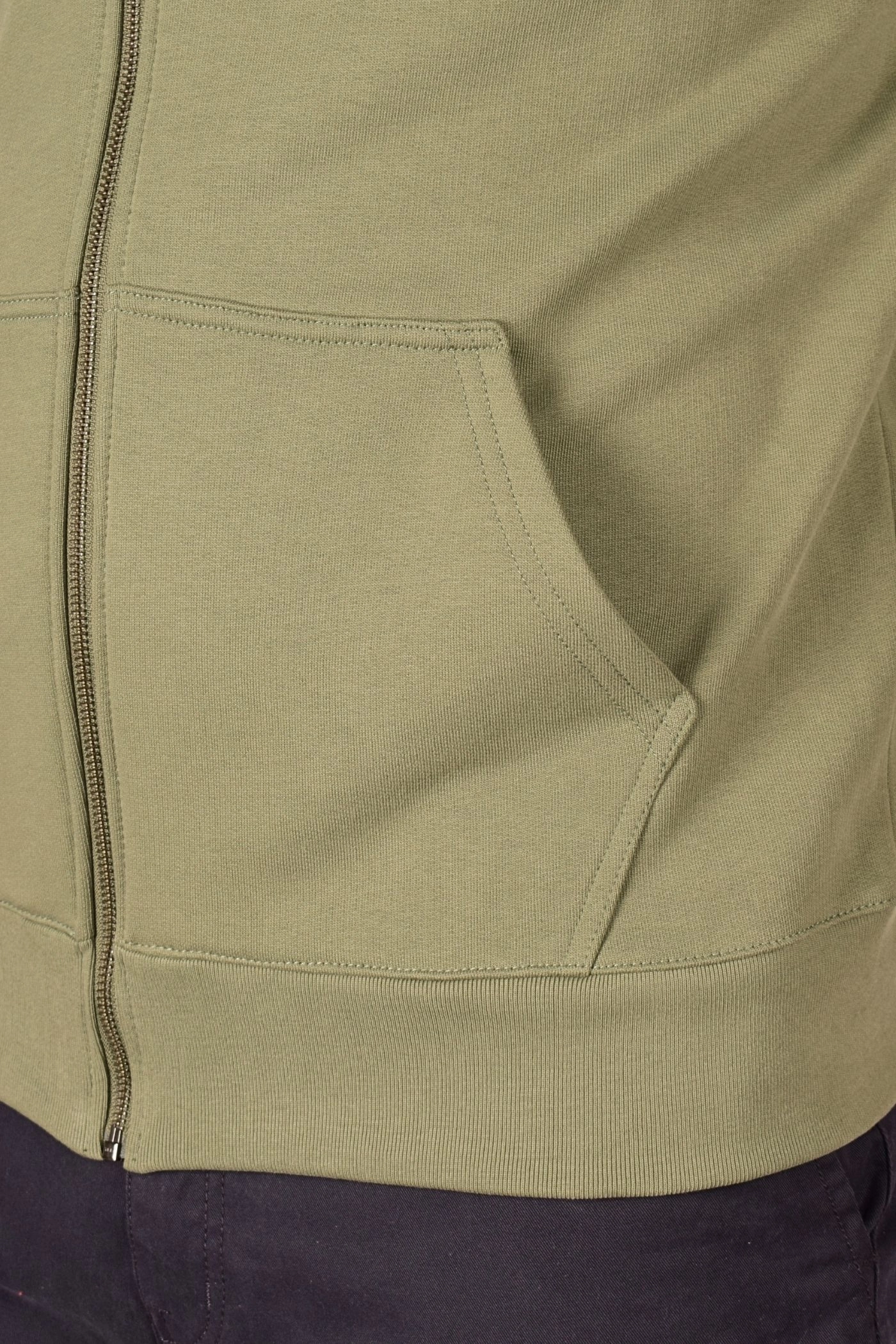 Detail der frontalen Eingriffstaschen von Jacke "Matthew" in grün