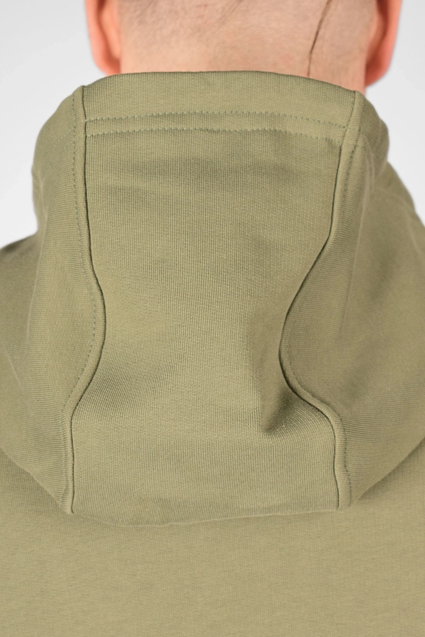 Detail der zwei Abnäher der Kapuze von Jacke "Matthew" in grün