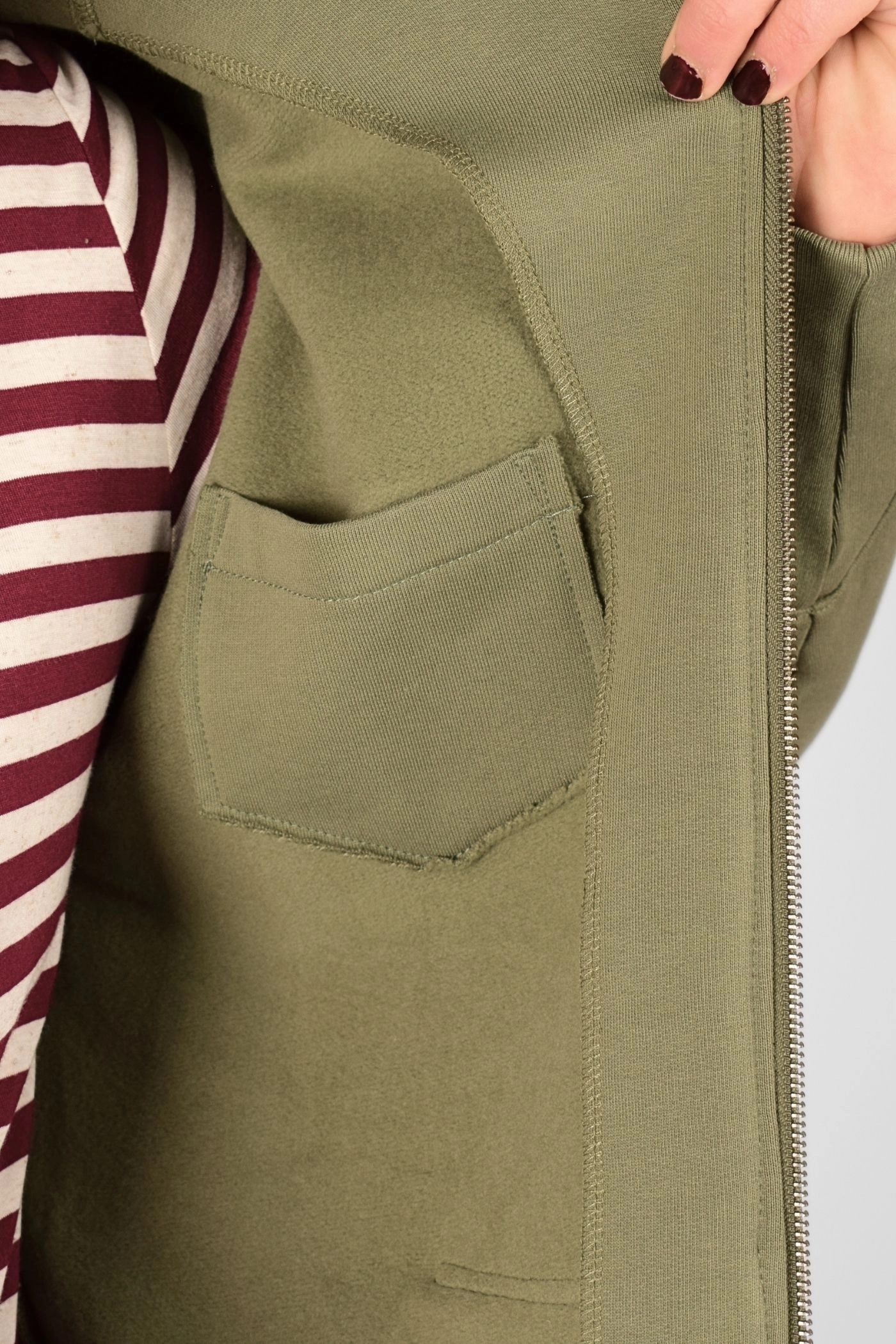 detaillierter Blick auf die Innentasche der grünen Kapuzenjacke aus Bio Baumwolle