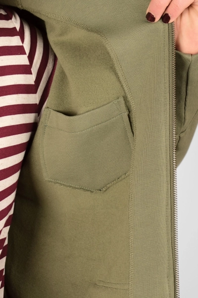 detaillierter Blick auf die Innentasche der grünen Kapuzenjacke aus Bio Baumwolle