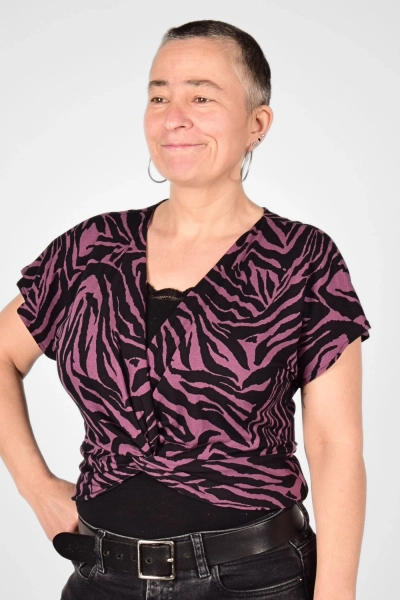 Kurzes Crop Knot Top für Damen in Violett mit Zebramuster