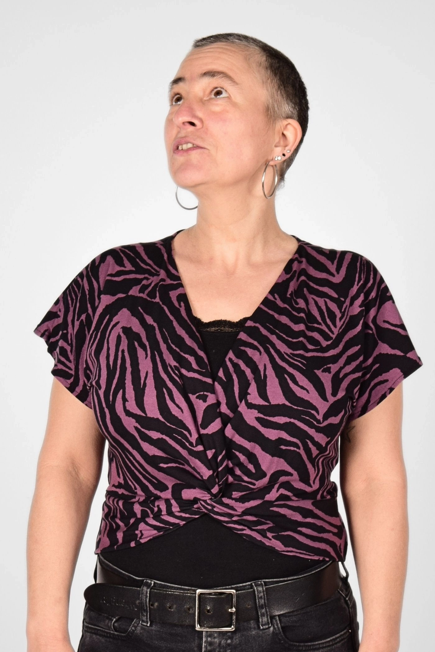 Kurzes Crop Knot Top für Damen in Violett mit Zebramuster