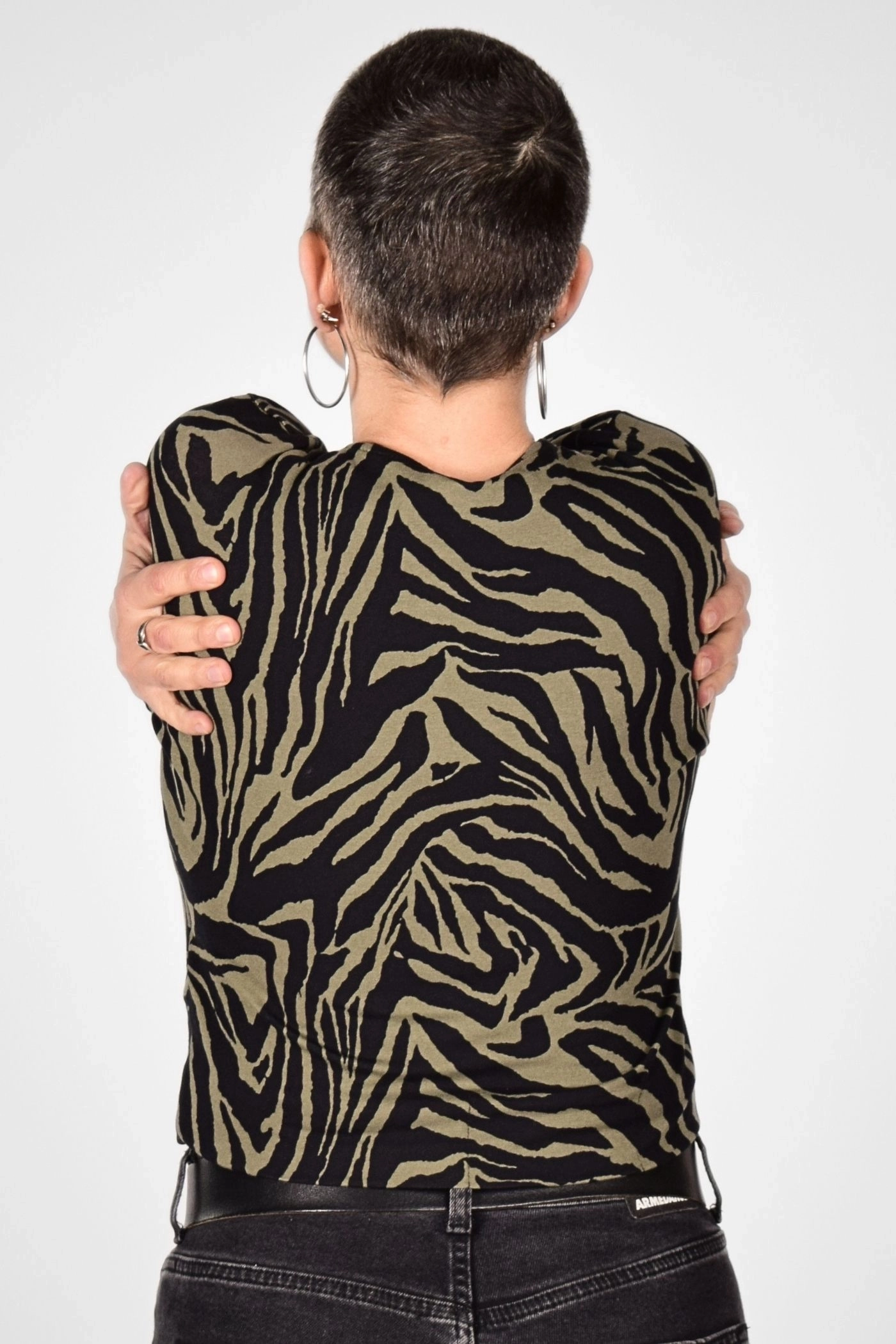 Kurzes Crop Knot Top für Damen in Olivgrün mit Zebramuster