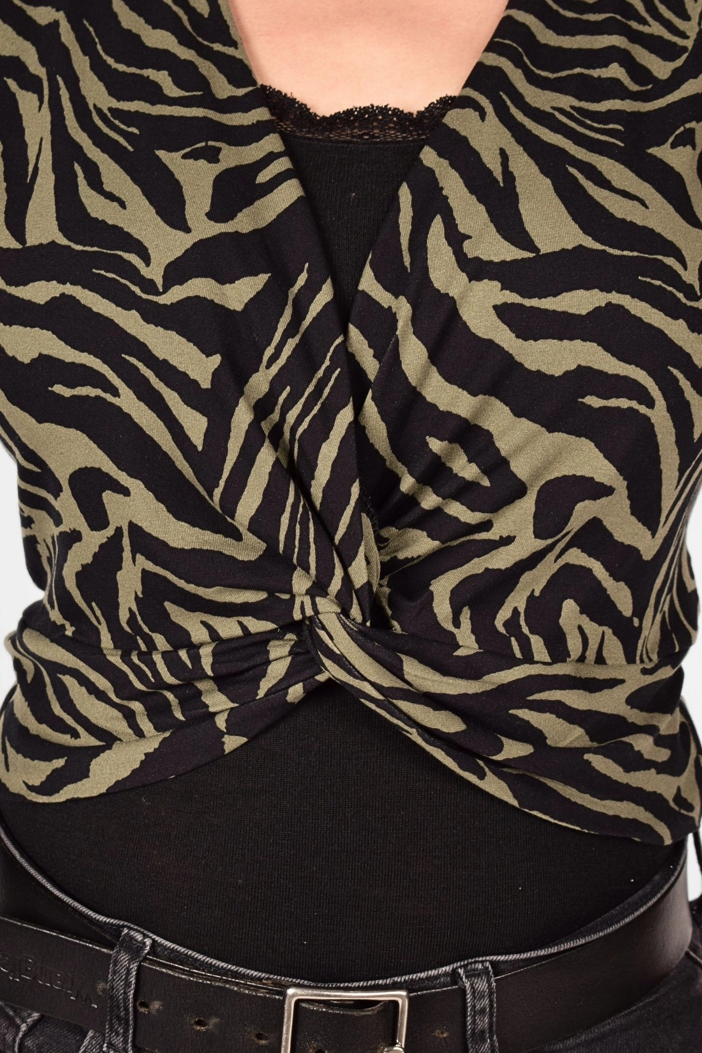 Kurzes Crop Knot Top für Damen in Olivgrün mit Zebramuster