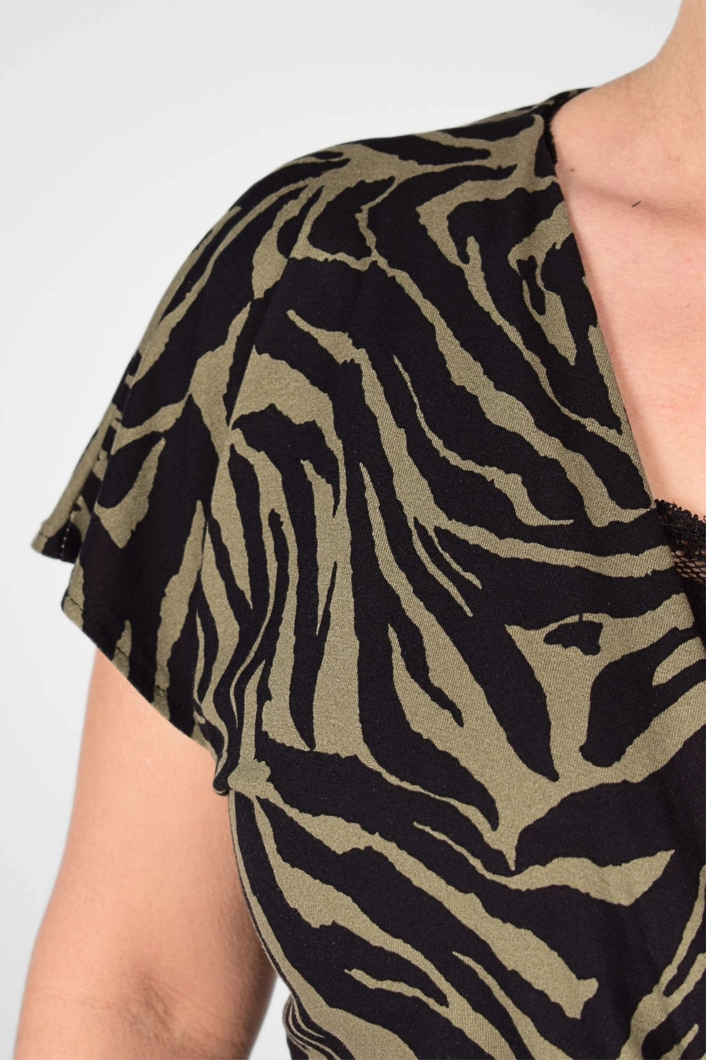 Kurzes Crop Knot Top für Damen in Olivgrün mit Zebramuster