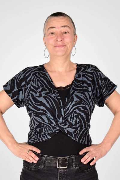 Crop Knot Top Ana Viskose Kurzarm - silber blau graues Zebra
