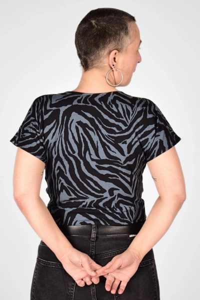 Kurzes Crop Knot Top für Damen in Blaugrau mit Zebramuster