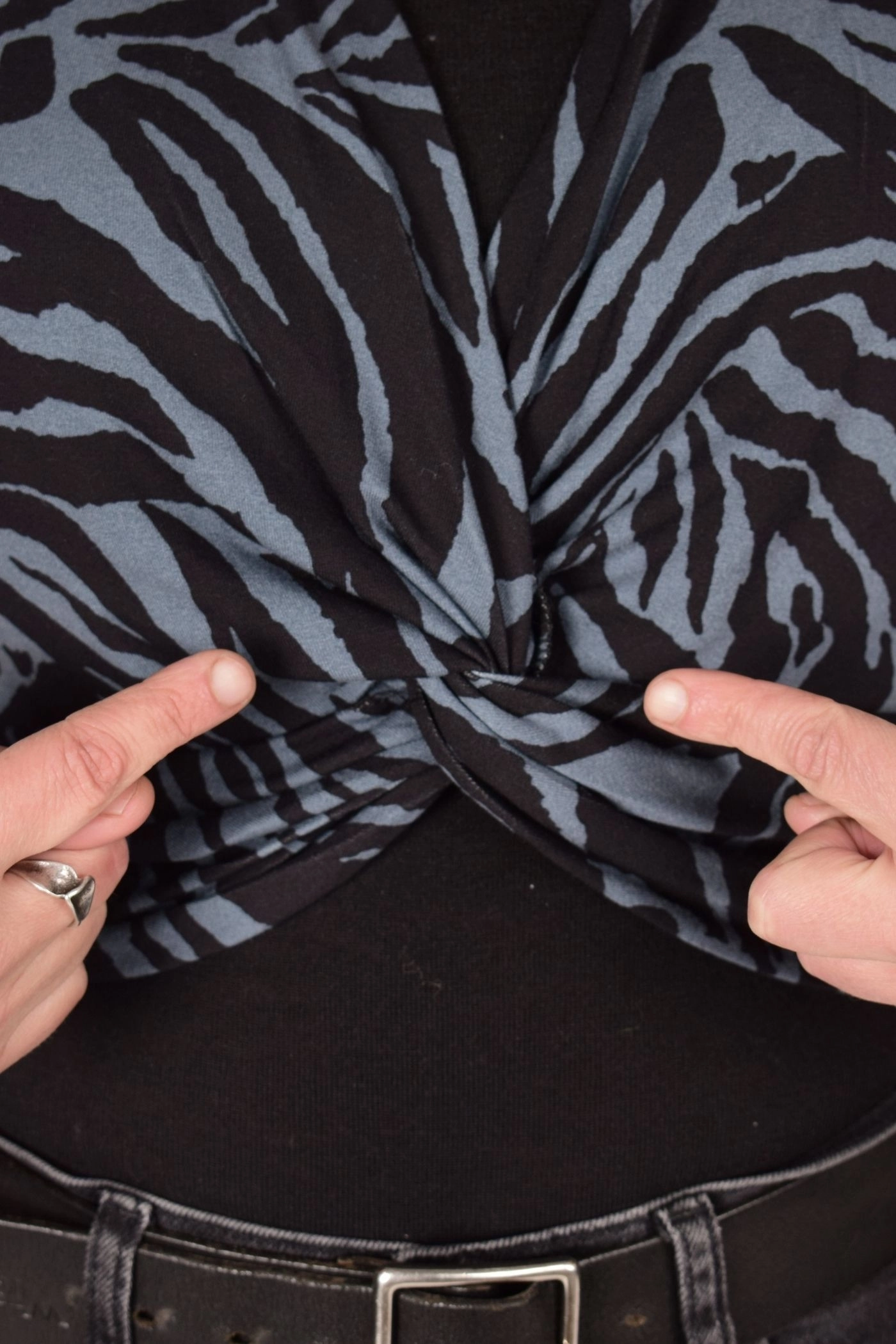 Kurzes Crop Knot Top für Damen in Blaugrau mit Zebramuster