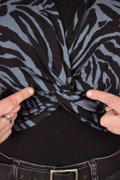 Kurzes Crop Knot Top für Damen in Blaugrau mit Zebramuster