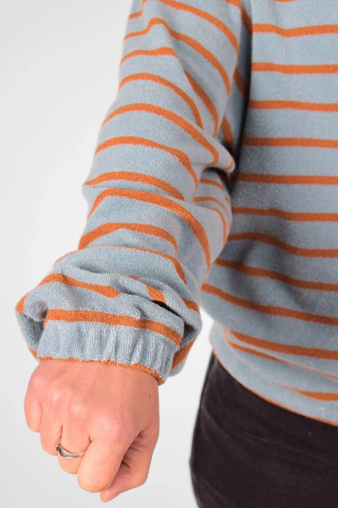 Detailaufnahme des Ärmels mit Gummibund von Kurzjacke "Kittie" mit Streifen
