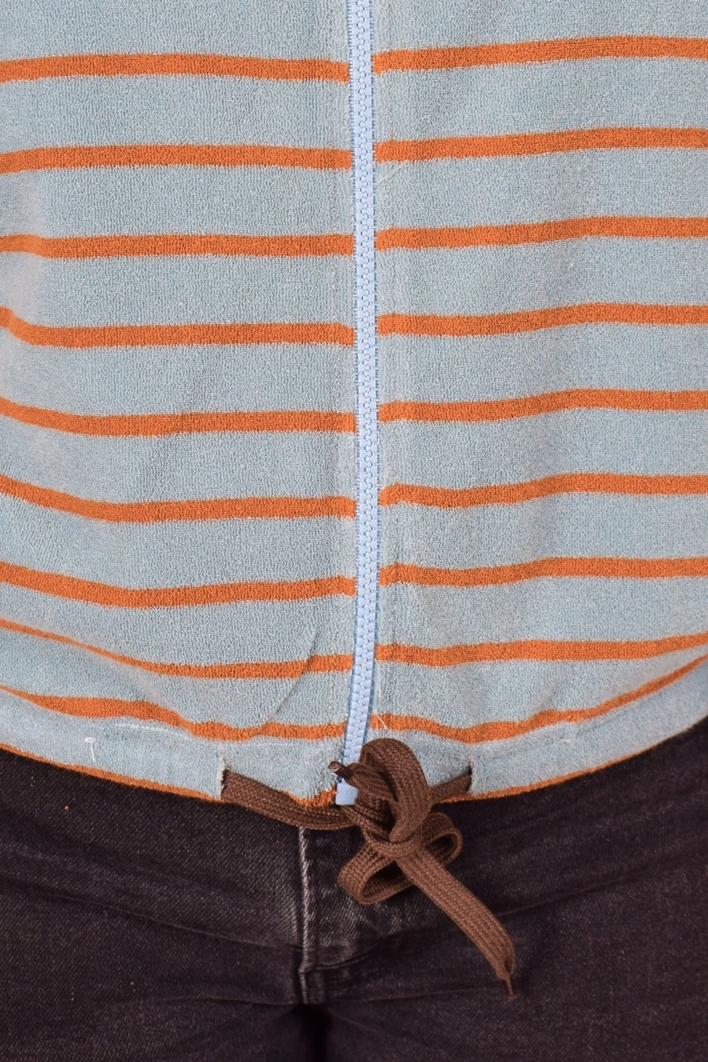 Detailaufnahme des Tunnelzugs am Bund von Kurzjacke "Kittie" mit gestreiftem Muster