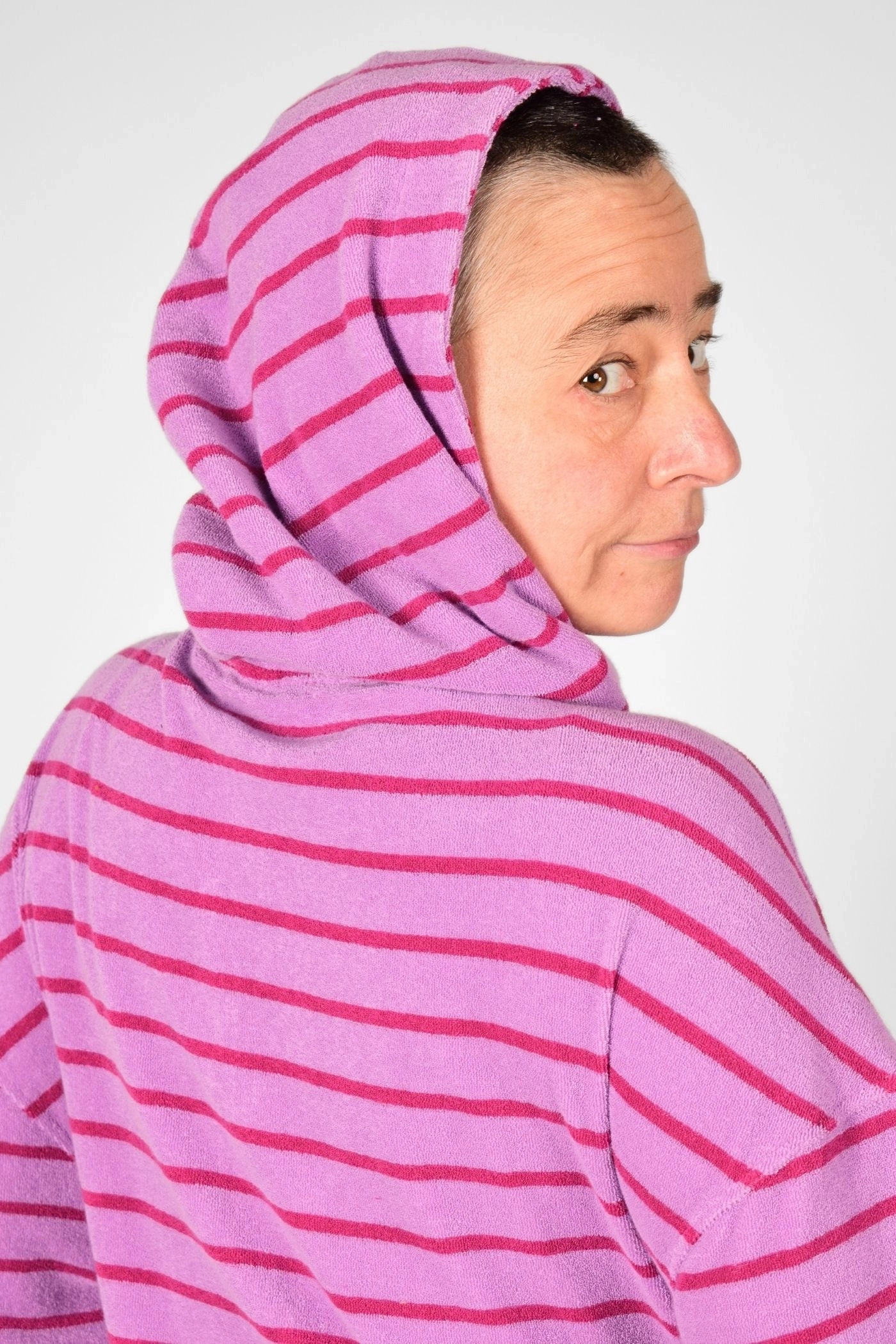 Kurze Frotteejacke für Damen – Pink mit Streifen & Kapuze – Potatoes