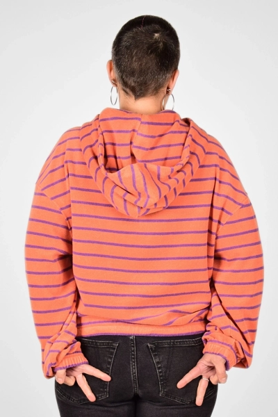 Frontansicht der geschlossenen Kurzjacke "Kittie" in orange gestreift