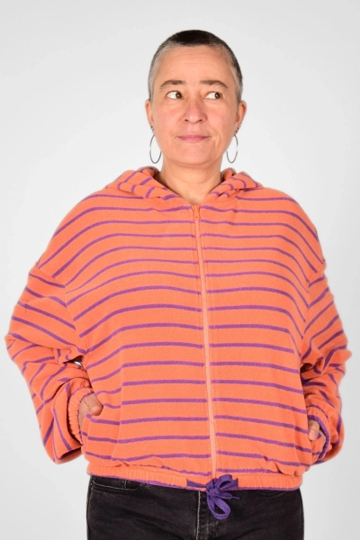 Frontansicht der geschlossenen Kurzjacke "Kittie" in orange gestreift