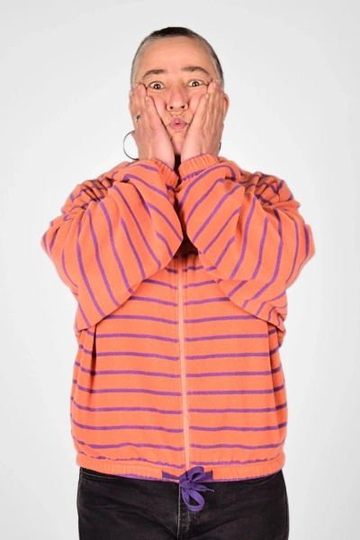 Lustige Pose von vorne mit Jacke "Kittie" aus Frottee in orange Lila gestreift
