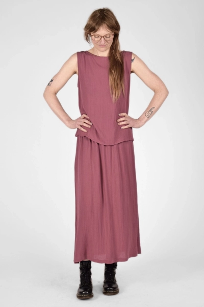 Model von vorn mit Rock "Aureli" aus Viskose in mauve