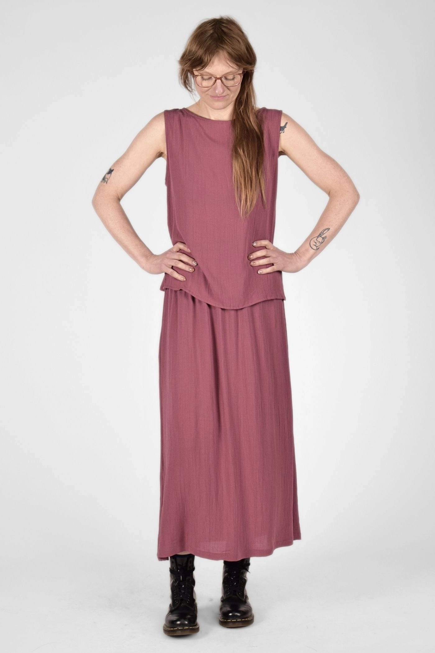 Model von vorn mit Rock "Aureli" aus Viskose in mauve
