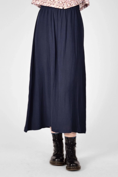 Model mit Maxirock "Aureli" mit Gummibund in Marineblau von vorn