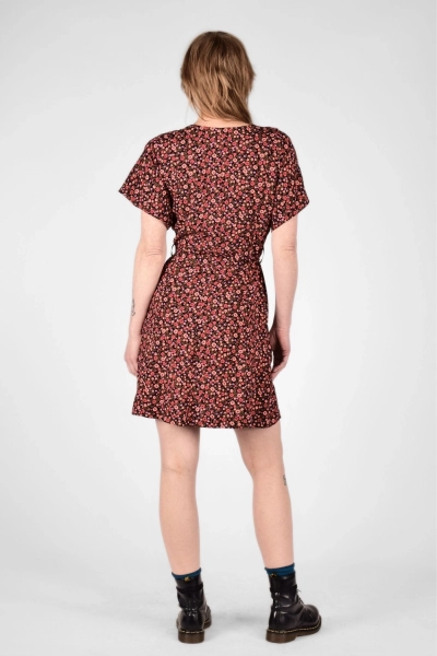 Model mit kurzem Minikleid "Fleur" mit pink rotem Blumenmuster von vorn