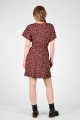 Model mit kurzem Minikleid "Fleur" mit pink rotem Blumenmuster von hinten