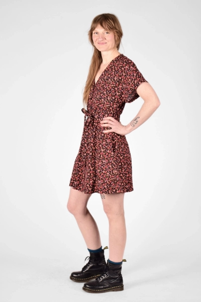 Model mit kurzem Minikleid "Fleur" mit pink rotem Blumenmuster von der Seite