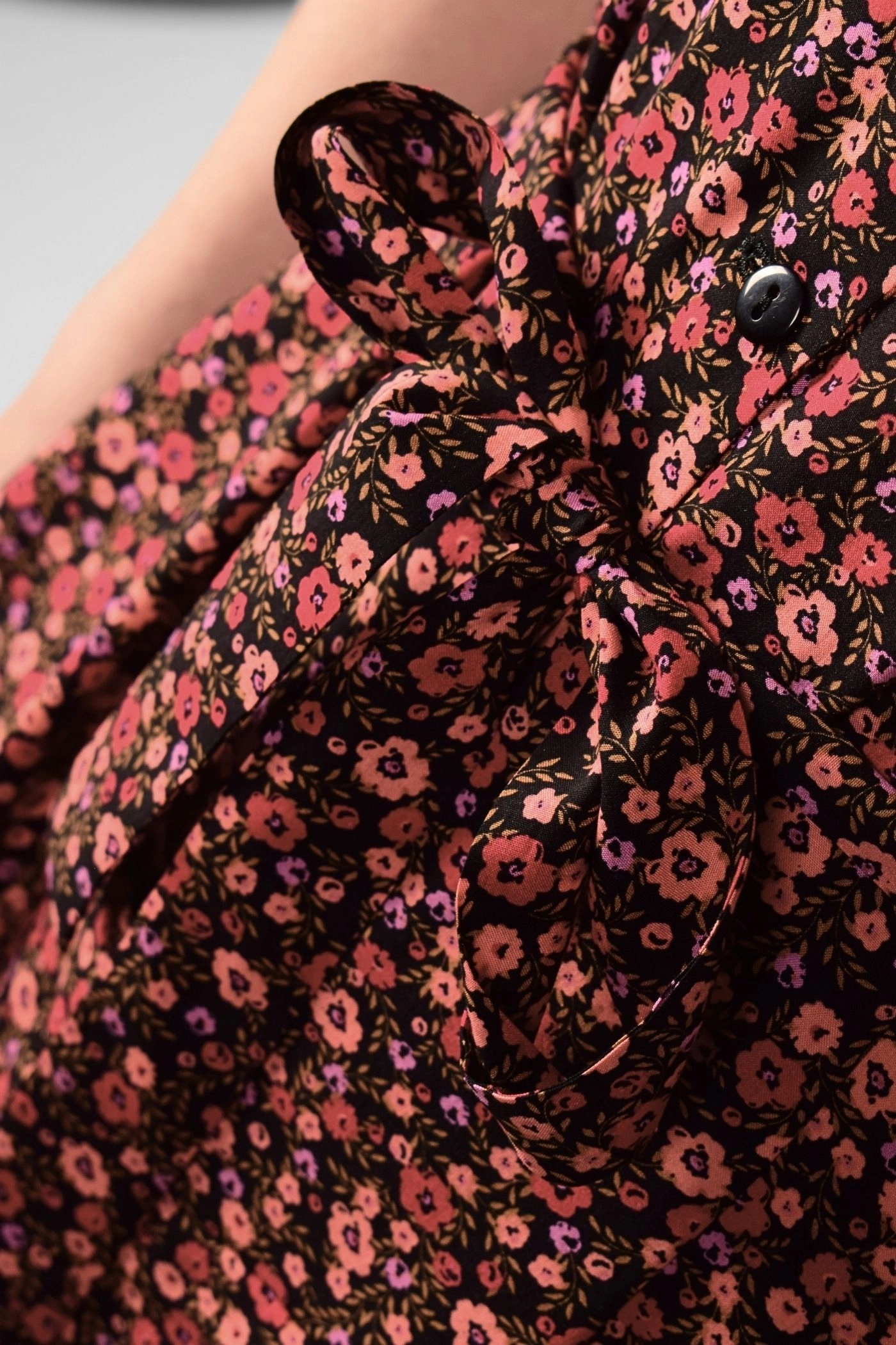 Taillenband als Schleife im Detail von Kleid "Fleur" mit pink rotem Blumenmuster