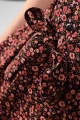 Taillenband als Schleife im Detail von Kleid "Fleur" mit pink rotem Blumenmuster