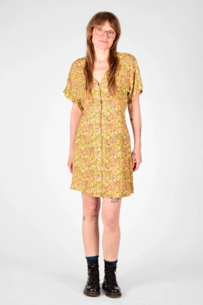 Model mit Kleid "Fleur" in kurzarm und bunter Blumenwiese auf Gelb von vorn