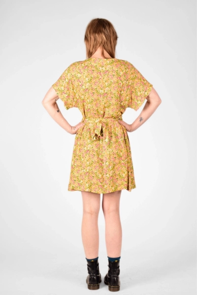Model mit Kleid "Fleur" in kurzarm und bunter Blumenwiese auf Gelb von vorn