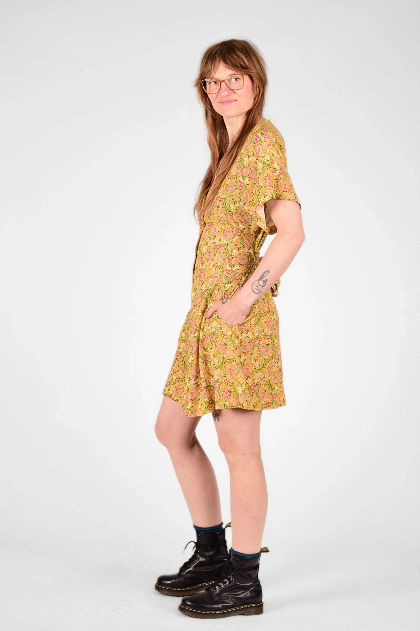 Model mit Kleid "Fleur" in kurzarm und bunter Blumenwiese auf Gelb von der linken Seite