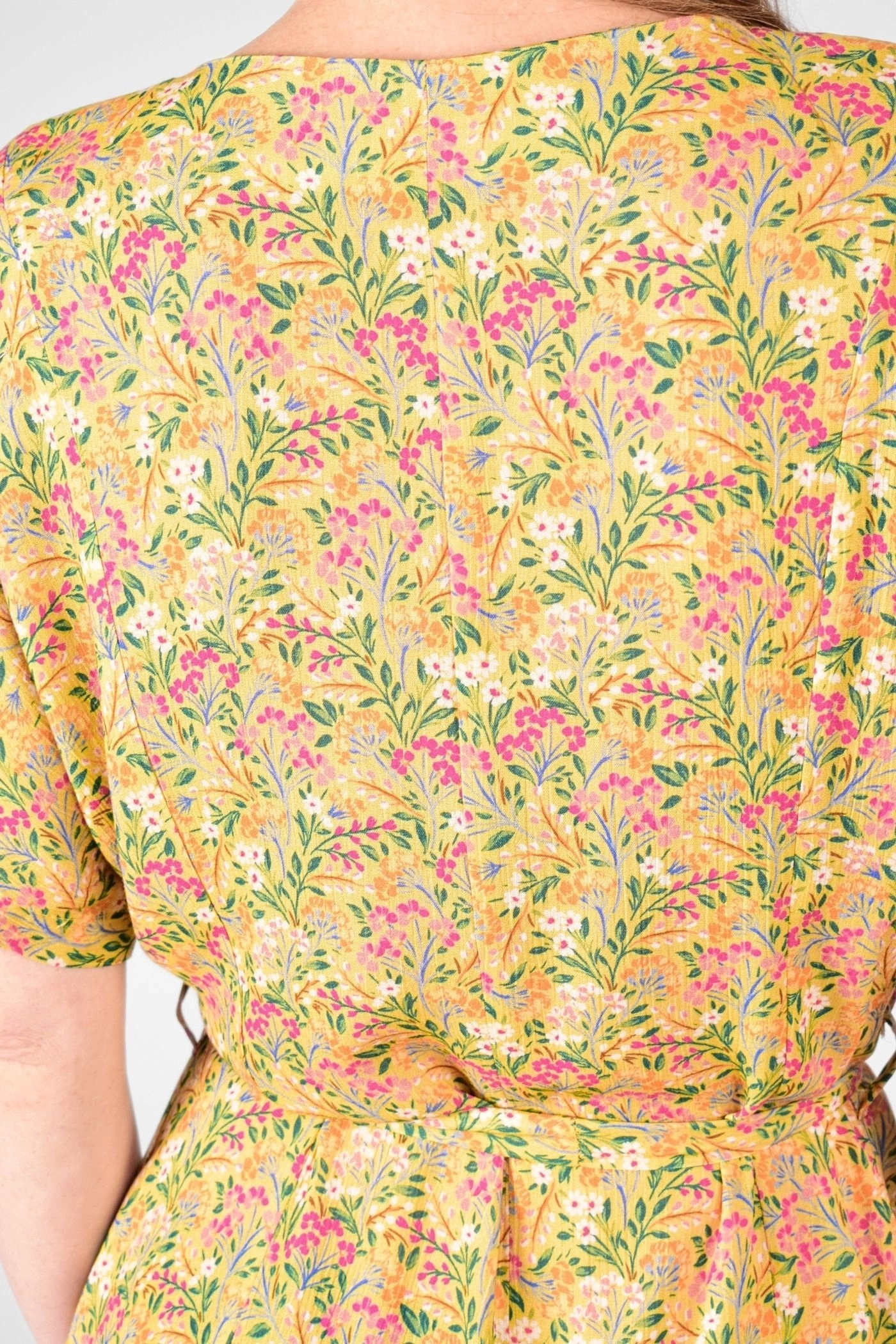 Rückennaht im Detail von Minikleid "Fleur" aus Viskose mit gelbem Muster