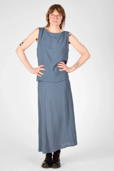 Model mit Rock "Kosma" aus Viskose-Crêpe in taubenblau von vorn