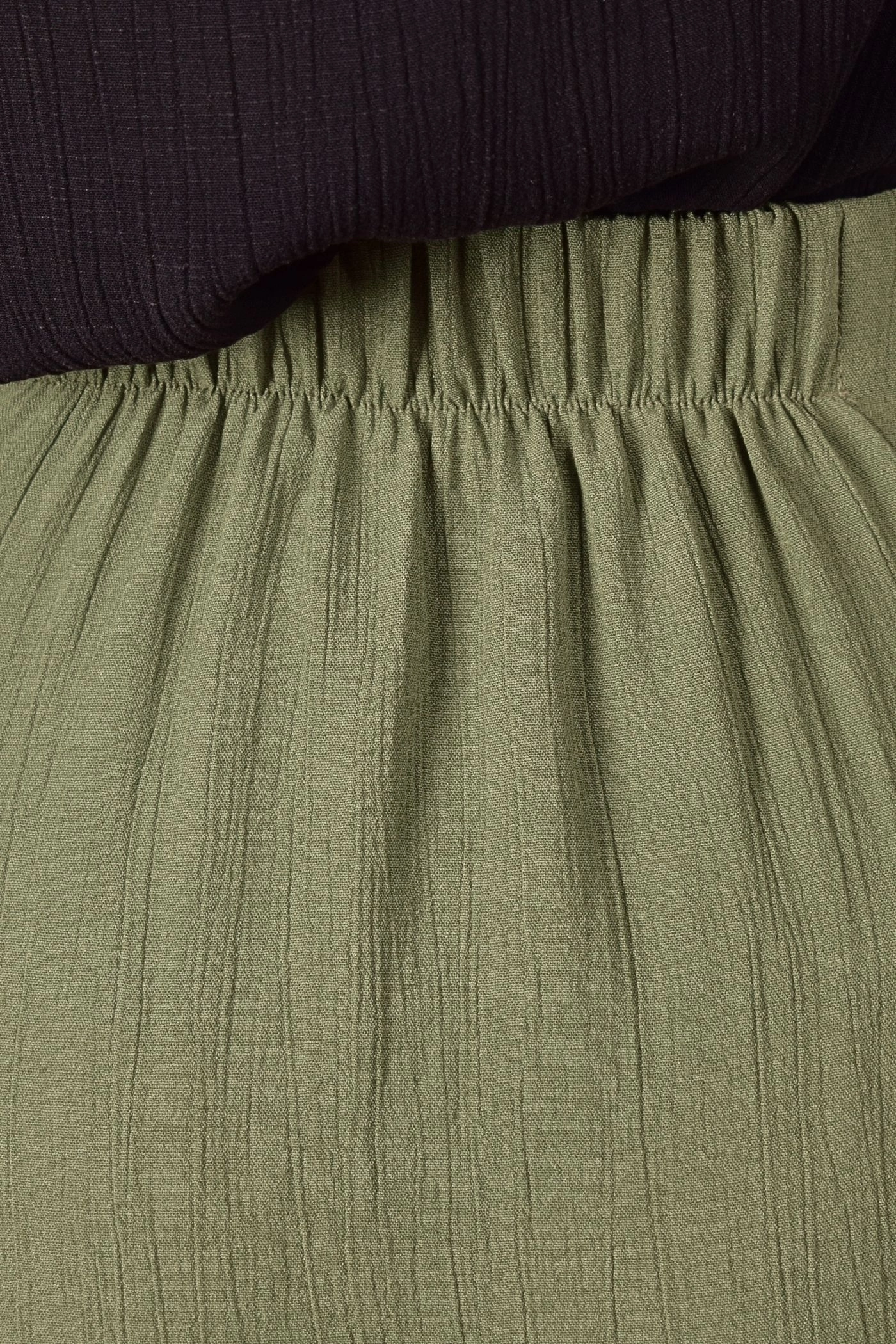 hinterer Gummibund von Rock "Kosma" aus Viskose-Crêpe in Olivgrün als Detail