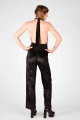 Model mit Jumpsuit "Florence" in schwarz aus Pannesamt von hinten